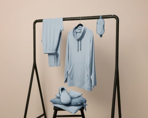 Emirates estreia conjunto de loungewear com design confortável