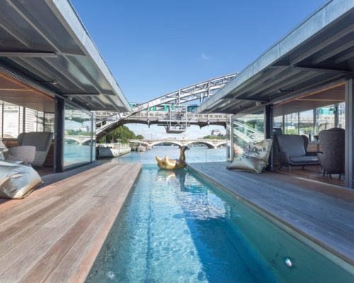 Hotel flutuante é inaugurado em Paris