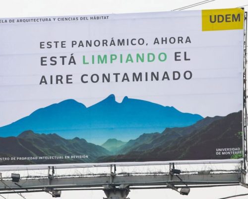 Designer e estudantes criam outdoor que reduz a poluição do ar