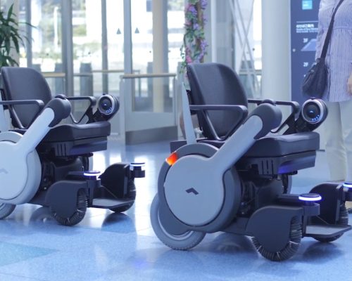 Cadeiras elétricas ajudam passageiros a navegar em aeroporto japonês