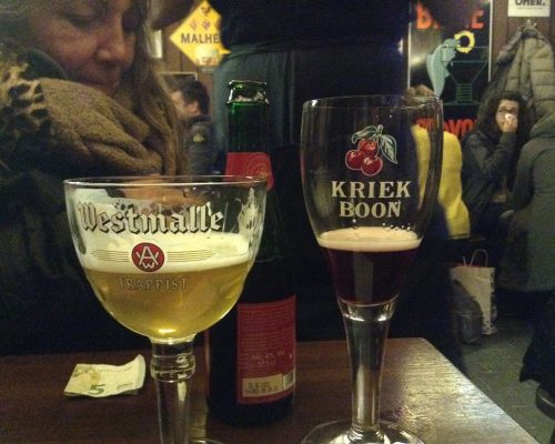 Bar na Bélgica usa sapatos como garantia pelos seus copos