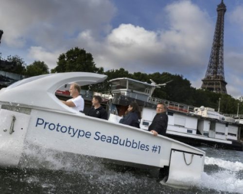 Taxis elétricos e flutuantes fazem sucesso em Paris