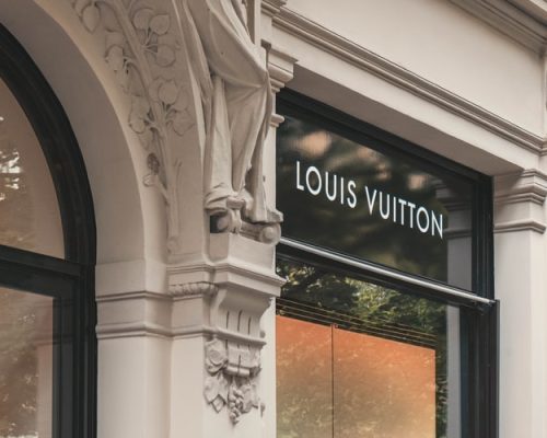 Grupo de luxo LVMH irá produzir álcool gel para ajudar a França no combate ao coronavírus