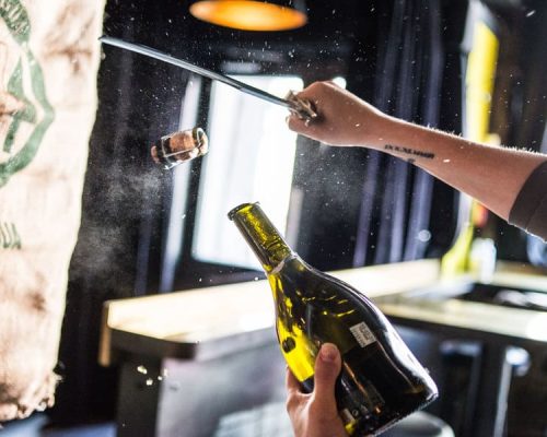 Sabrage! St. Regis lança masterclasses sobre champagne