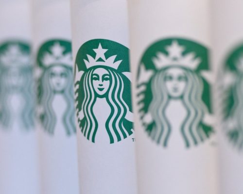 Desafio da Starbucks incentiva a criação de copos 100% compostáveis