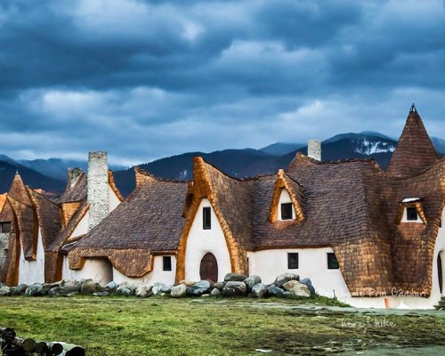 Casal constrói castelo ecológico inspirado em contos de fadas