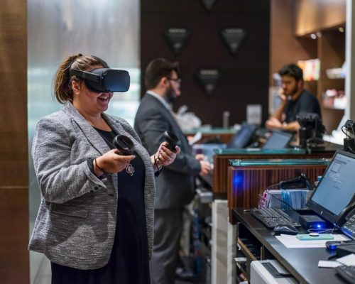 Hilton utiliza realidade virtual para fortalecer a empatia entre a equipe