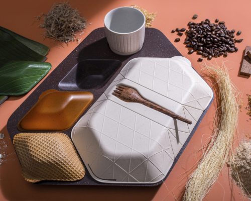 Utensílios sustentáveis para aviões feitos de resíduos de alimentos