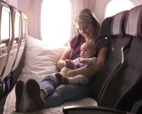 Assento de avião pensado para pais com bebês